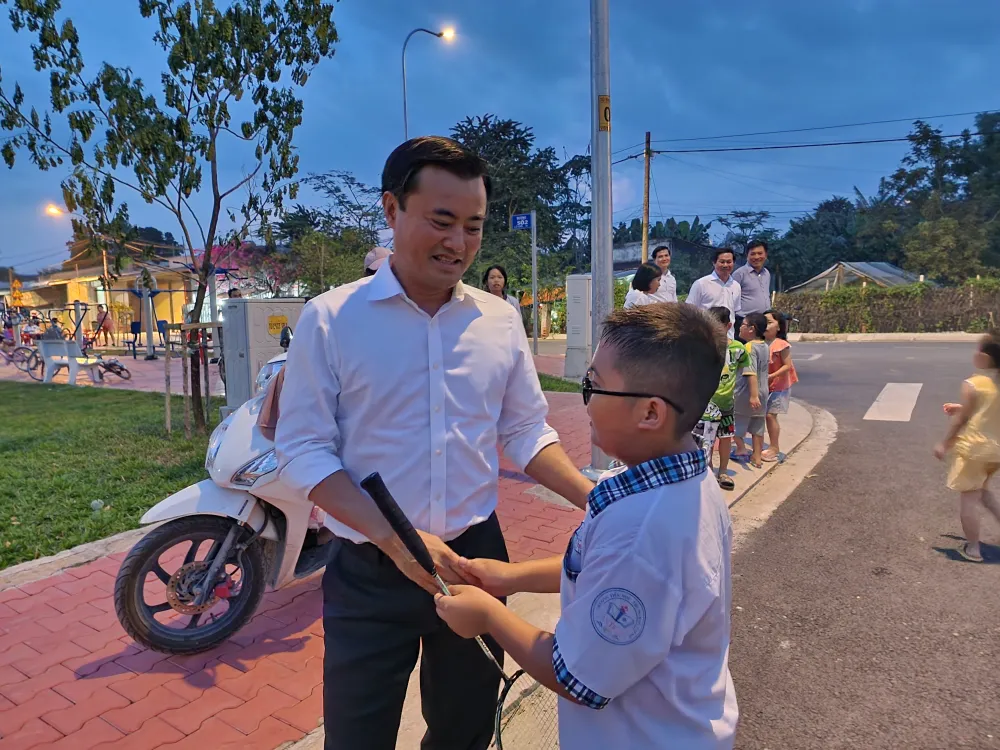 Phó Chủ tịch UBND TPHCM Bùi Xuân Cường thăm hỏi người dân tại khu tái định cư xã Tân Thạnh Tây, huyện Củ Chi. Ảnh: HOÀNG HÙNG