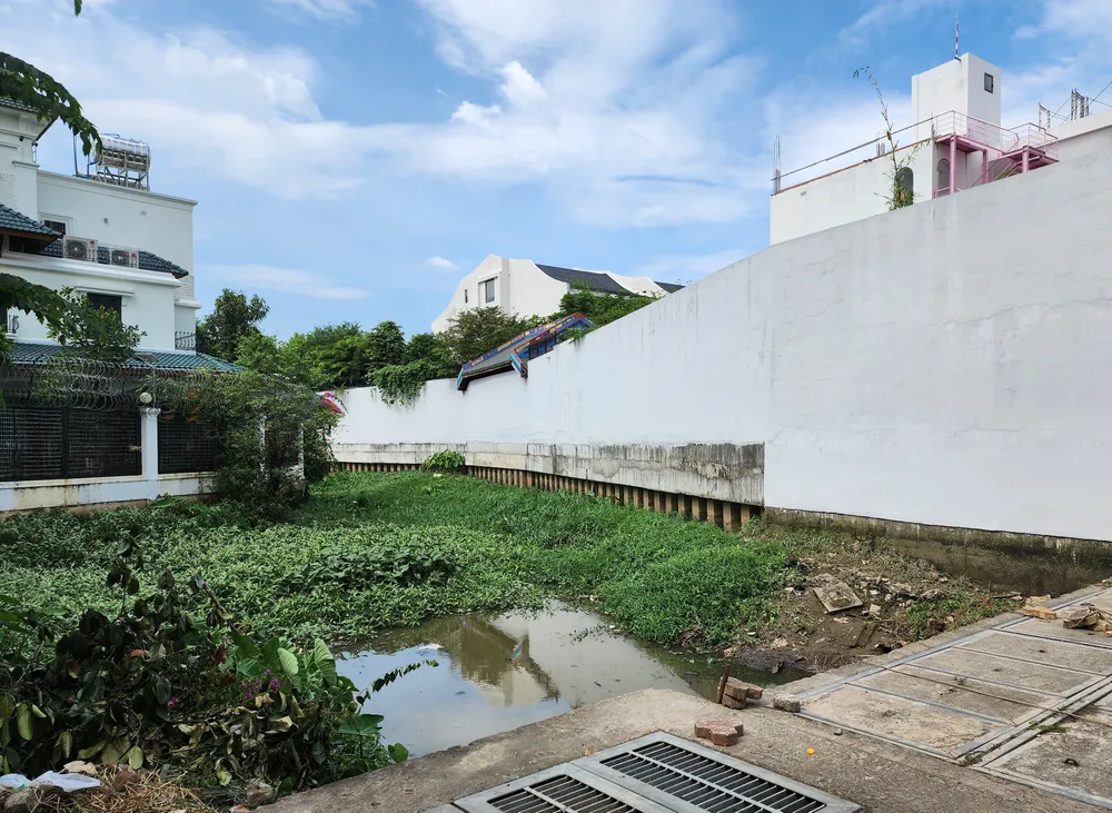 Công trình biệt thự ở số 165 Nguyễn Văn Hưởng, phường Thảo Điền đã vi phạm về việc xây tường rào gia cố rạch ông Nhí. Ảnh: ĐỨC TRUNG