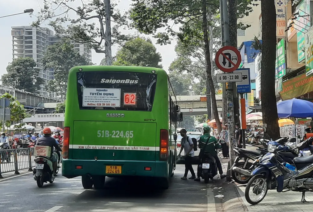 xe-buyt-khong-the-dung-xe-sat-le-duong-don-khach-vi-xe-may-dau-xe-ngay-tai-khu-vuc-don-tra-khach-9430.jpg