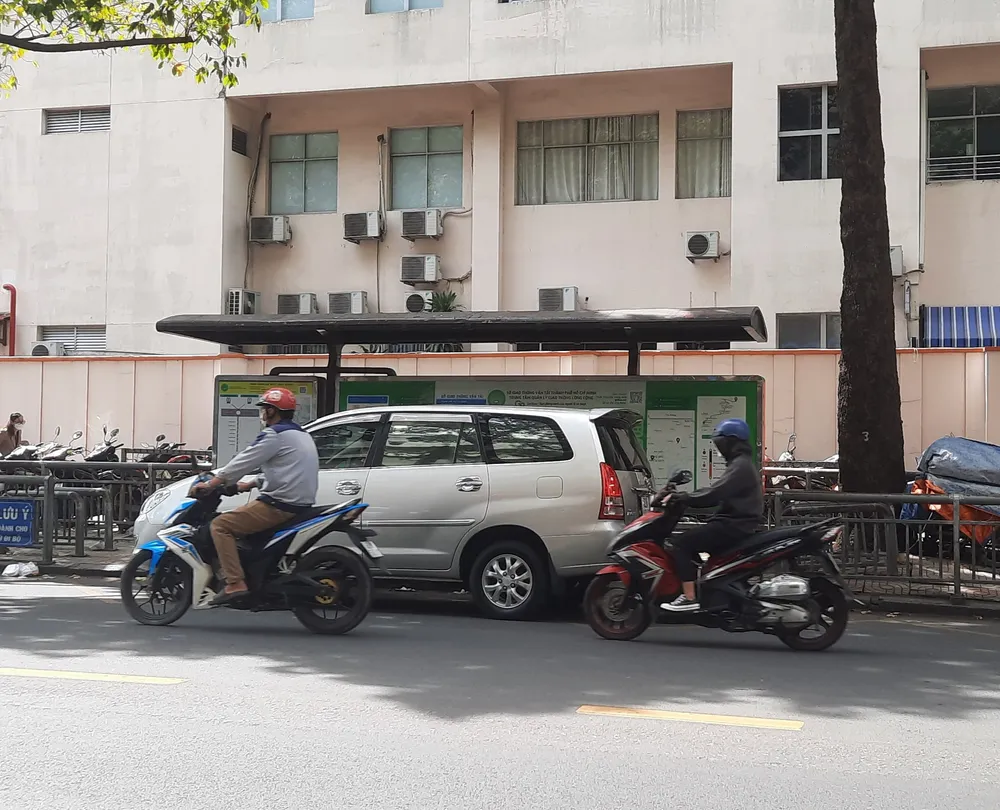 xe-o-to-dung-ngay-tai-tram-dung-nha-cho-tren-duong-ly-thuong-kiet-quan-5-khu-vuc-benh-vien-hung-vuong-1-4715.jpg