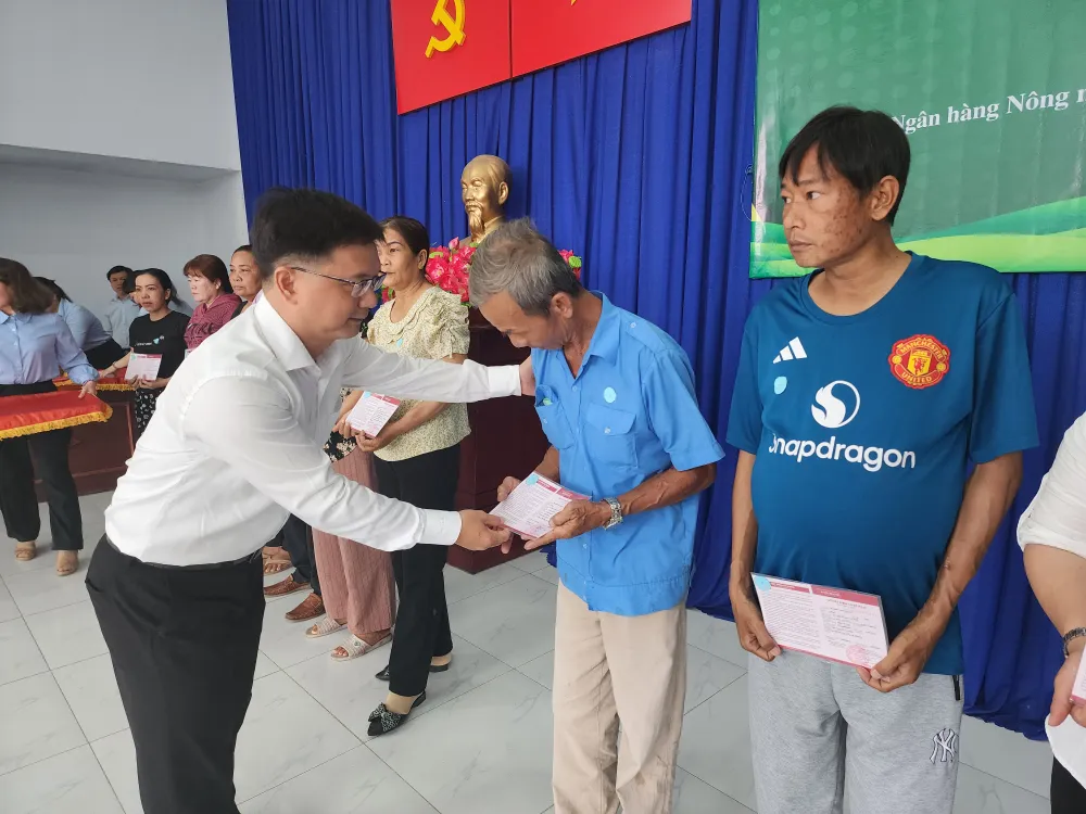 TPHCM: Trao tặng 150 sổ tiết kiệm nghĩa tình cho hội viên nông dân