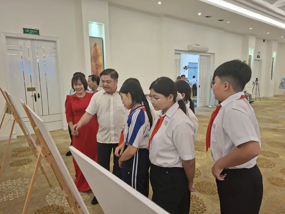 Học sinh TPHCM tìm hiểu các làng nghề truyền thống qua ảnh trưng bày. Ảnh: ĐỨC TRUNG