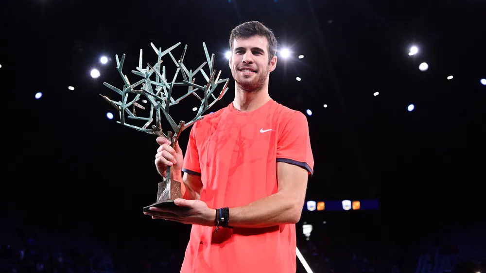 Khachanov và chiếc cúp vô địch Paris Masters