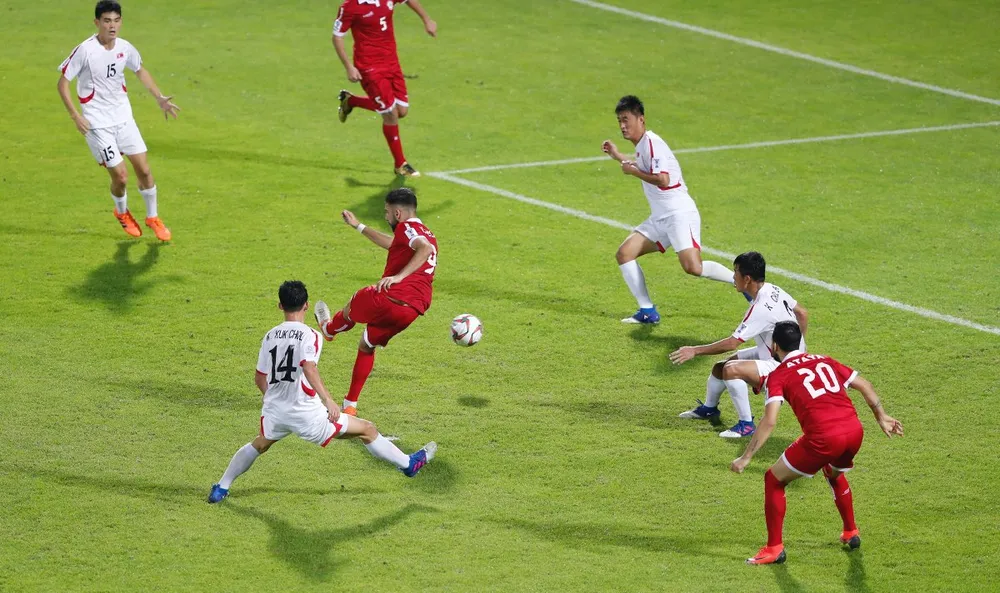 Các cầu thủ CHDCND Triều Tiên (áo trắng) phòng thủ trước một pha tấn công của Lebanon