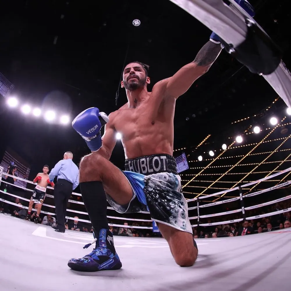 Linares cố đứng dậy sau khi bị Cano đấm gục