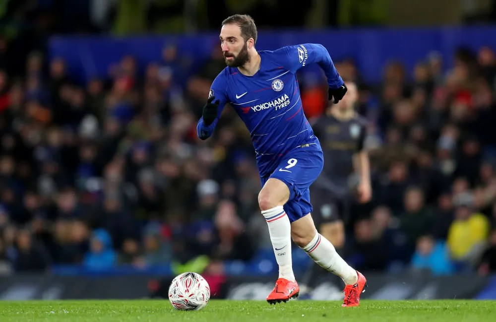 Gonzalo Higuain trong trận đấu ra mắt màu áo của Chelsea