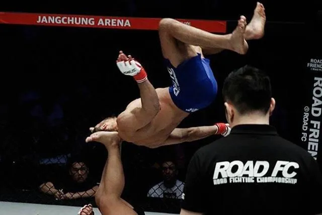 Đấu trường MMA: Bay lộn như phim kungfu Trung Quốc, võ sĩ Brazil thống trị Nhật – Hàn ảnh 1