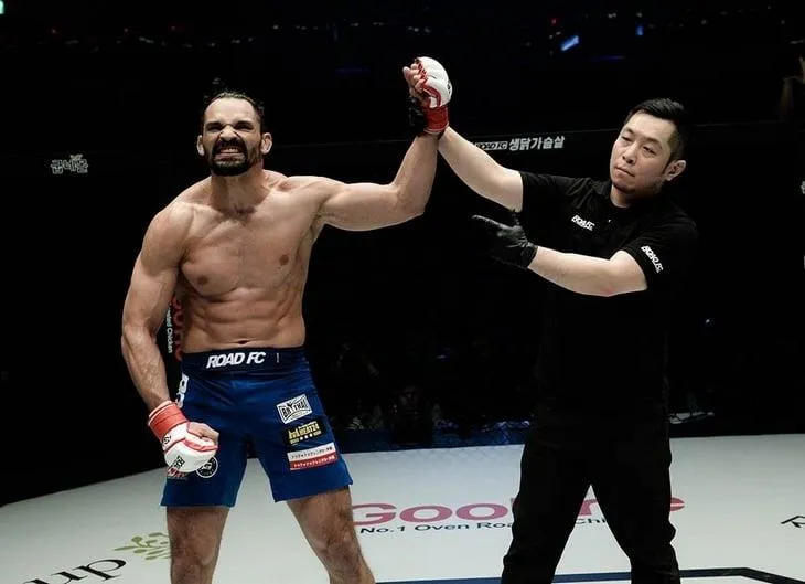 Michel Pereira đang thống trị ở Road FC
