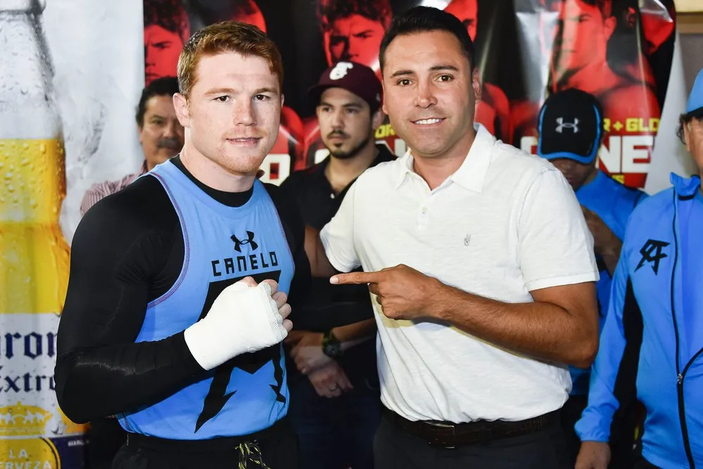 Ông bầu Oscar de la Hoya và võ sĩ Canelo Alvarez