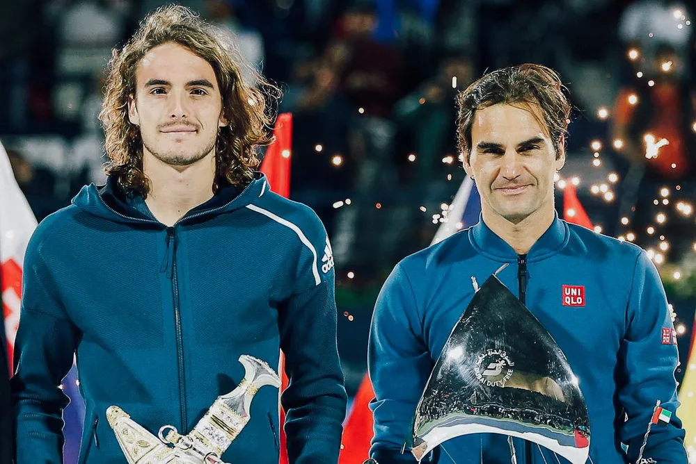 Stefanos Tsitsipas (trái) trong buổi lễ trao giải của Dubai Championships 2019