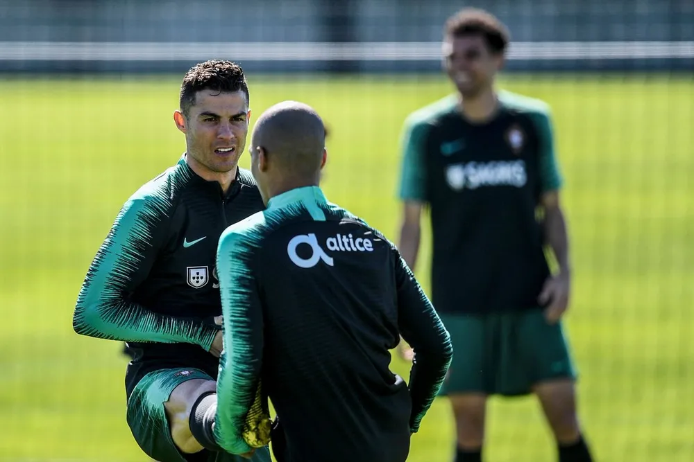 Euro 2020: Tuyển thủ Ucraina “phát cuồng” vì… sắp đấu với Ronaldo ảnh 1