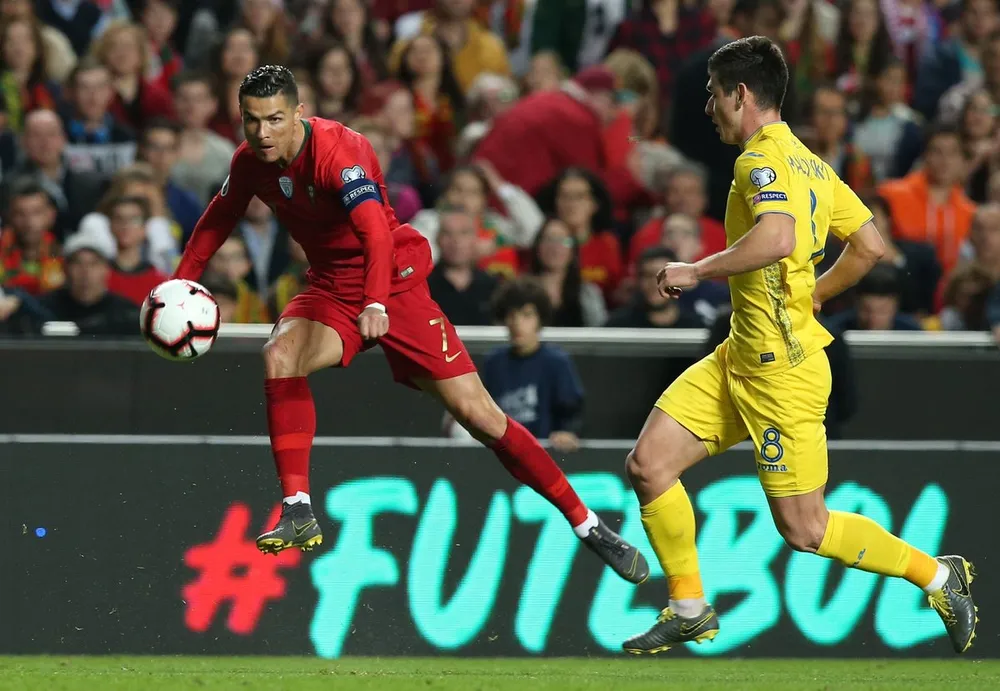 Ronaldo tung cú dứt điểm... không thành bàn trong trận đấu với Ucraina