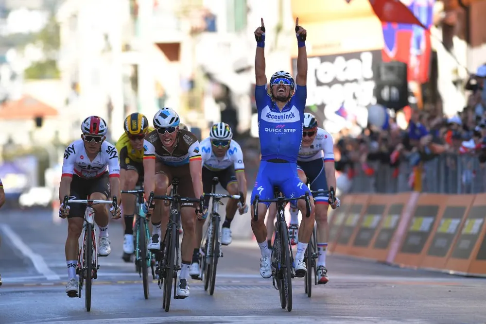 Julian Alaphilippe ăn mừng sau chiến thắng ở Milan-San Remo