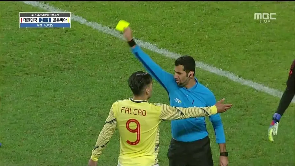 Falcao nhận thẻ vàng vì hành động xấu xí