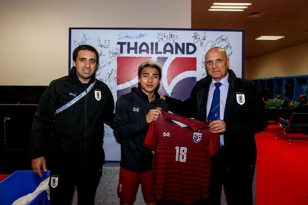"Messi Thái" tặng áo đấu cho tuyển Uruguay