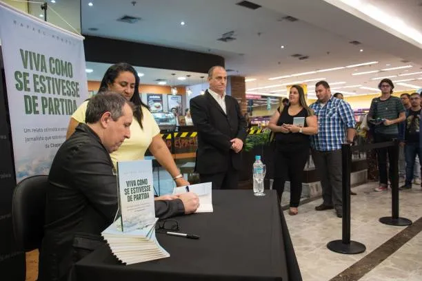 Nhà báo thoát chết vụ rơi máy bay của Chapecoense cuối cùng vẫn… qua đời ảnh 8