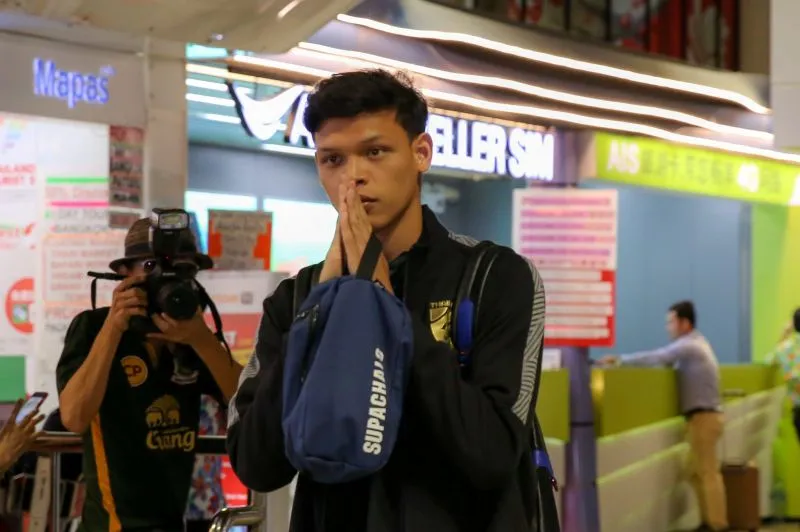 Cùng thua 0-4: “Messi Thái” được Uruguay khen, “bại tướng” của Đình Trọng đối diện án phạt ảnh 3