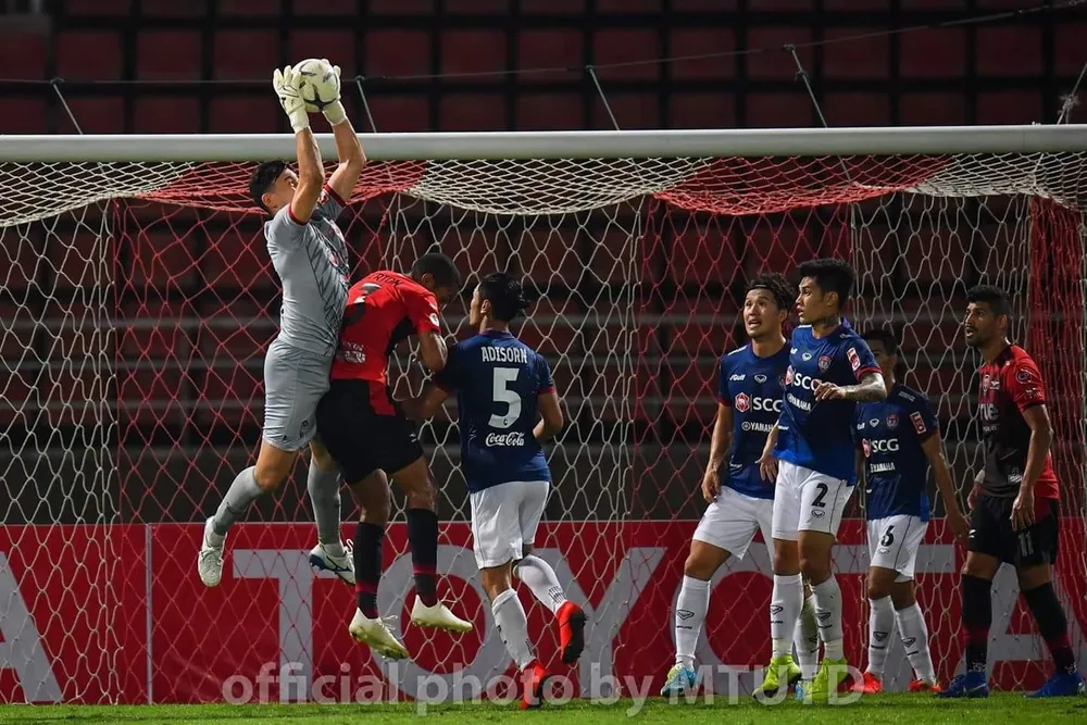 Muangthong United: CĐV phản ứng trước tin HLV Bae từ chức, Văn Lâm vẫn được ủng hộ ảnh 1