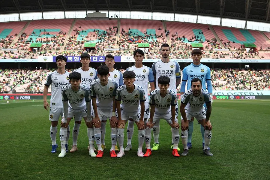 công Phượng (ngoài cùng bên trái) bị cô lập hoàn toàn do lối chơi của Incheon