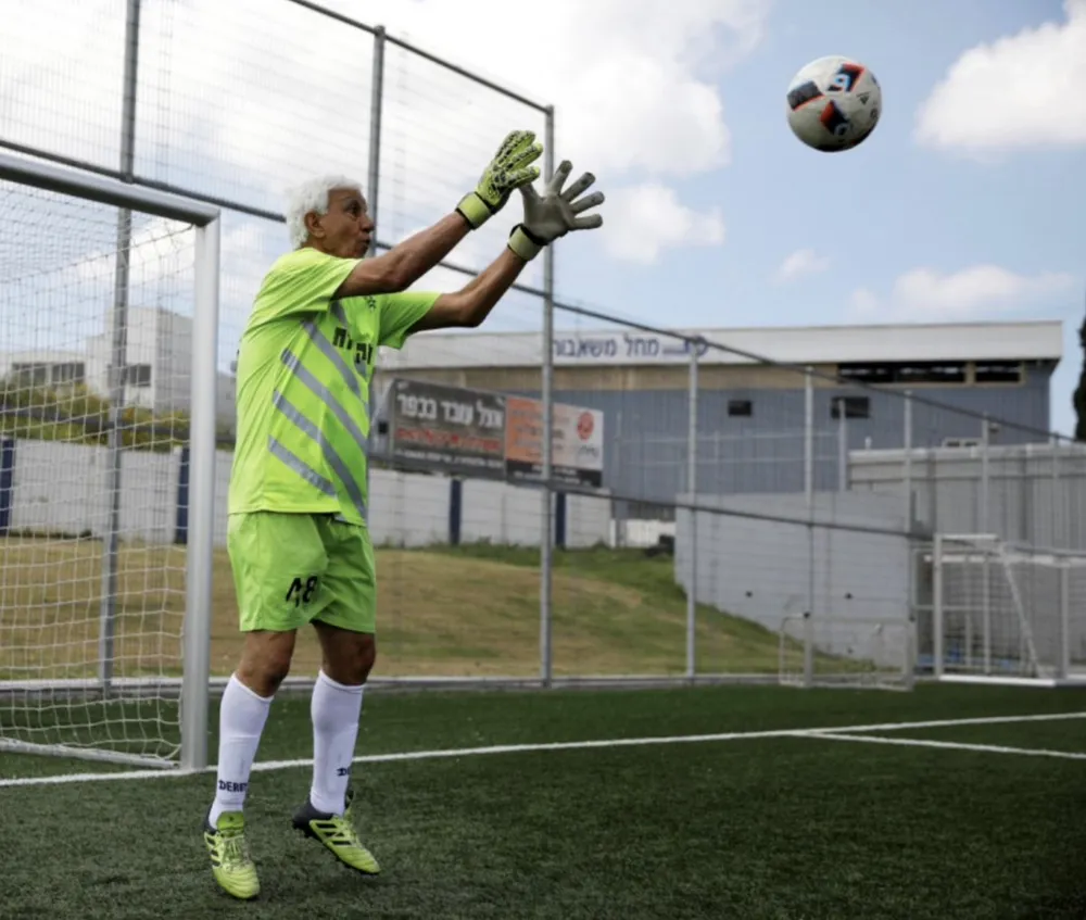 Thủ môn 73 tuổi lập kỷ lục Guinness ảnh 1