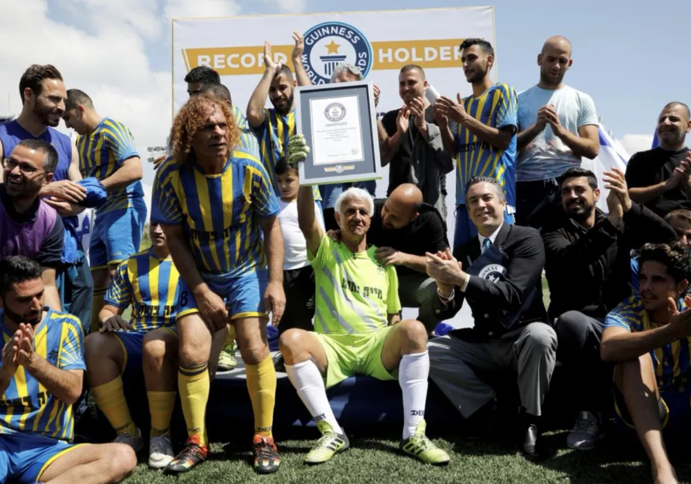 Thủ môn 73 tuổi lập kỷ lục Guinness ảnh 4