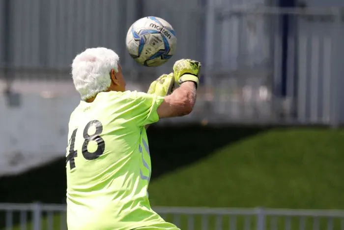 Thủ môn 73 tuổi lập kỷ lục Guinness ảnh 2