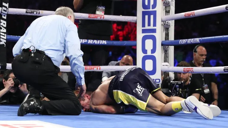 Quyền Anh: Đấm gục “Million Dollar” ở hiệp 4, Lomachenko xứng danh “Đệ nhất quyền thủ” ảnh 3