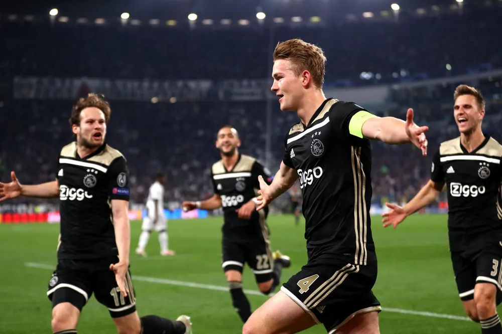 Không thể không yêu vũ điệu Ajax trẻ trung và lãng mạn ảnh 2