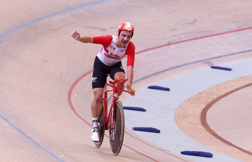 Xe đạp: Đua 55 kilomet trong 1 tiếng đồng hồ, Campenaerts phá kỷ lục của Wiggins ảnh 1