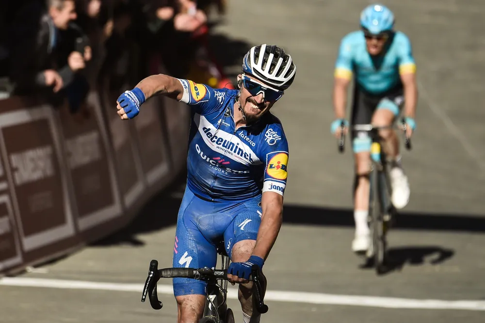 Xe đạp: Kèn cựa nhau trên đường đua, Alaphilippe và Fuglsang để Van der Poel thắng Amstel Gold Race ảnh 4