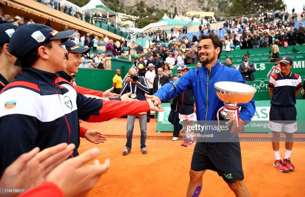 Fognini chia sẻ niềm vui với các cậu bé nhặt banh