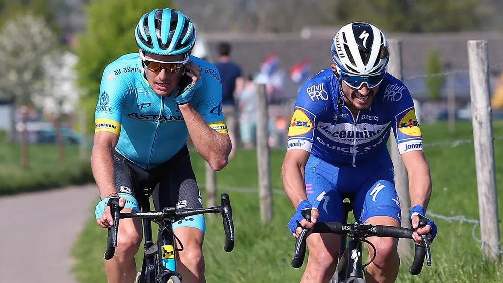 Xe đạp: Kèn cựa nhau trên đường đua, Alaphilippe và Fuglsang để Van der Poel thắng Amstel Gold Race ảnh 8