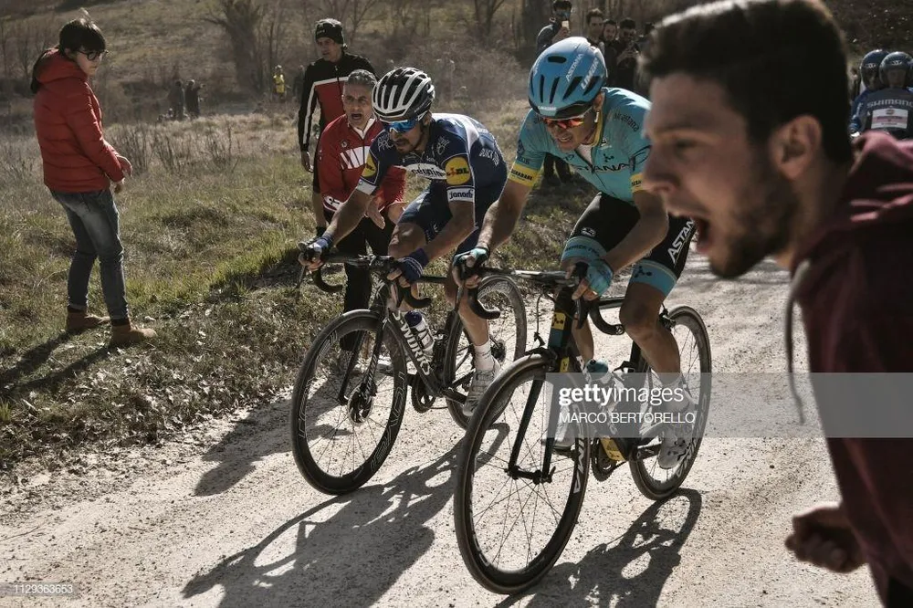 Xe đạp: Kèn cựa nhau trên đường đua, Alaphilippe và Fuglsang để Van der Poel thắng Amstel Gold Race ảnh 3