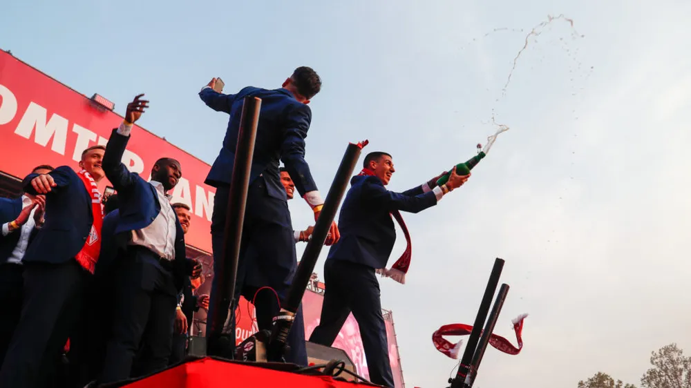 Twente vô địch Hạng nhất Hà Lan: 20 ngàn CĐV ăn mừng như giành Champions League, pháo sáng mịt mùng ảnh 6
