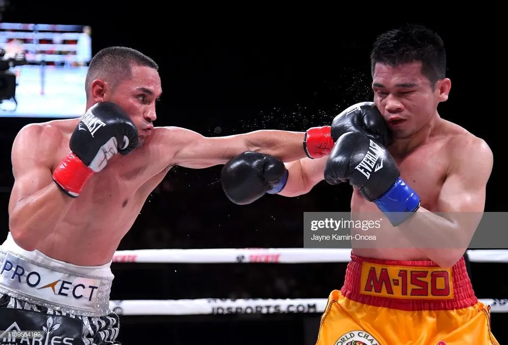 El Gallo ra một đòn quyền tay trái trúng mặt Rungvisai