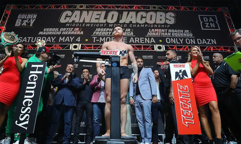 Quyền Anh: Alvarez suýt choảng Jacobs trong buổi cân trọng lượng, trận đấu 45 triệu USD nóng dần ảnh 1