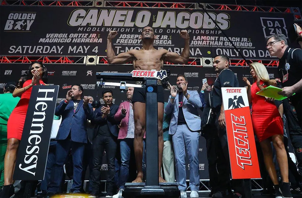 Quyền Anh: Alvarez suýt choảng Jacobs trong buổi cân trọng lượng, trận đấu 45 triệu USD nóng dần ảnh 3