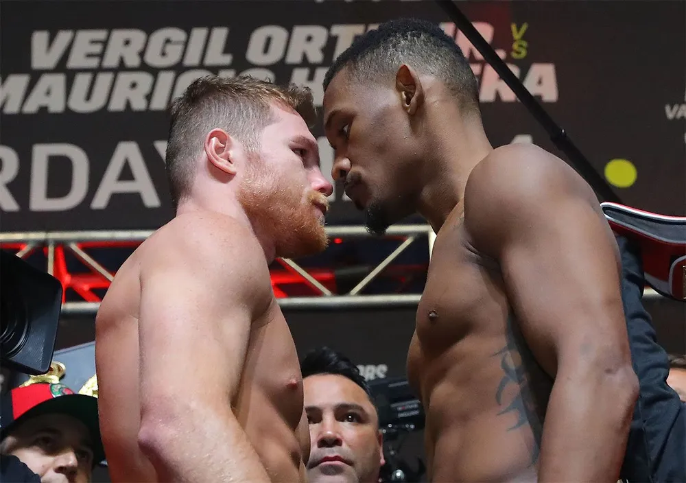 Quyền Anh: Alvarez suýt choảng Jacobs trong buổi cân trọng lượng, trận đấu 45 triệu USD nóng dần ảnh 6