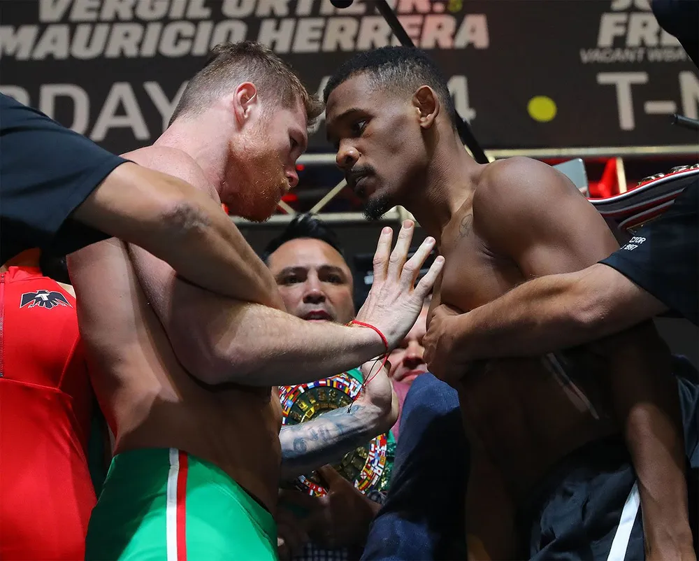 Quyền Anh: Alvarez suýt choảng Jacobs trong buổi cân trọng lượng, trận đấu 45 triệu USD nóng dần ảnh 7