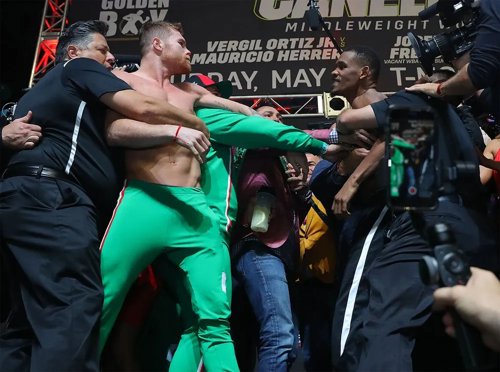 Quyền Anh: Alvarez suýt choảng Jacobs trong buổi cân trọng lượng, trận đấu 45 triệu USD nóng dần ảnh 9