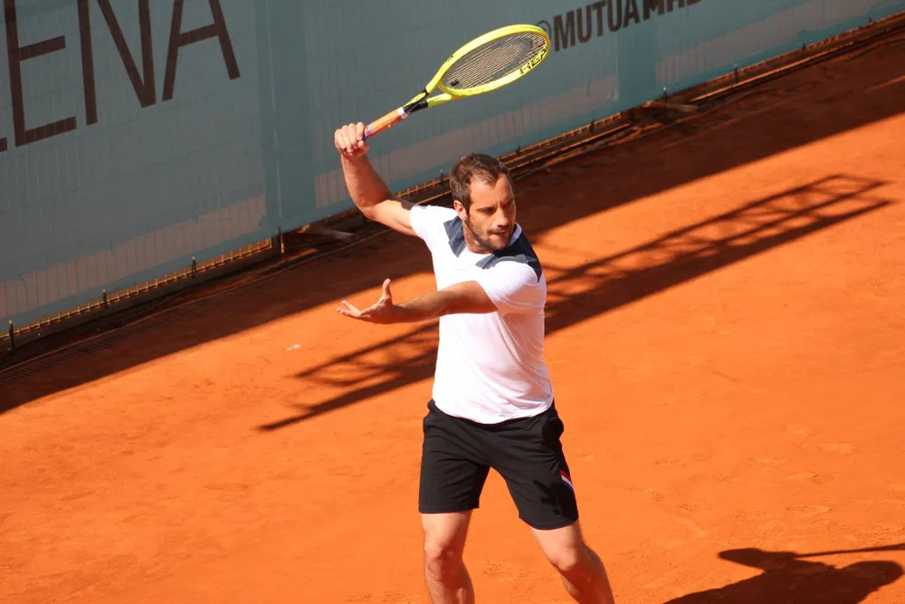 Madrid Open: Federer thắng trận đầu tiên trên mặt sân đất nện sau 3 năm vắng bóng ảnh 1