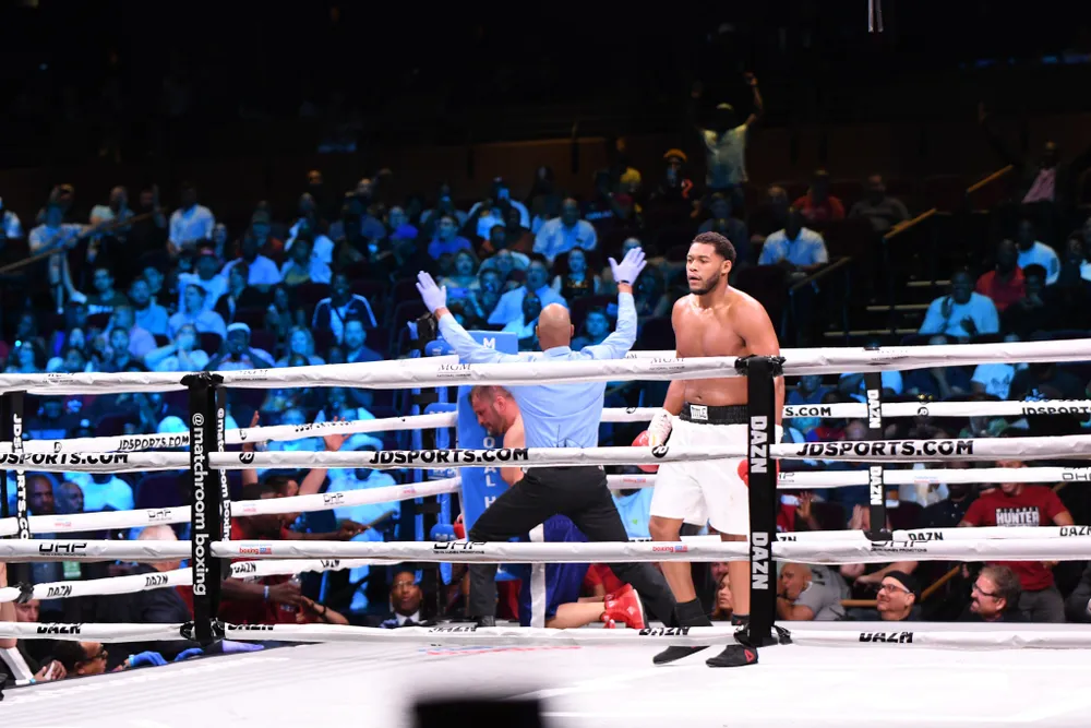 Quyền Anh: Đấm gục cựu võ sĩ MMA ở hiệp 2, Hunter “tiền thưởng” đòi phần thưởng là AJ “cơ bắp” ảnh 2