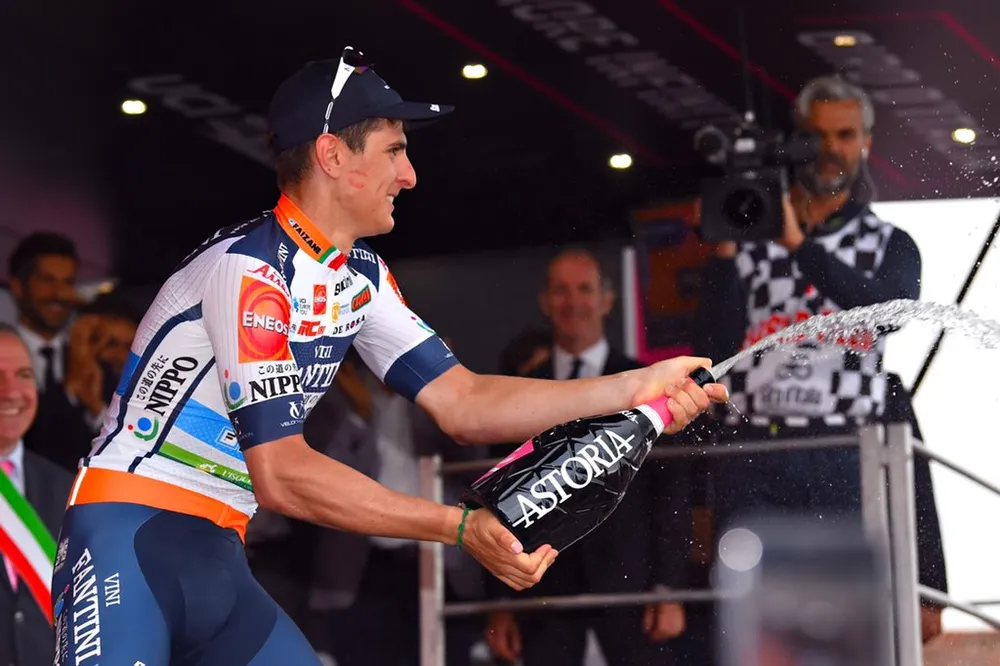 Giro d’Italia: CĐV quẳng xe giữa đường, Cima vẫn băng băng về đích ảnh 3