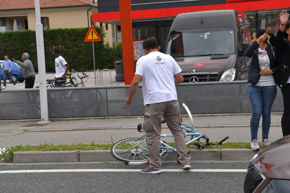 Giro d’Italia: CĐV quẳng xe giữa đường, Cima vẫn băng băng về đích ảnh 2