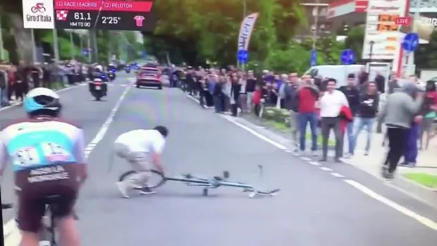 Giro d’Italia: CĐV quẳng xe giữa đường, Cima vẫn băng băng về đích ảnh 1