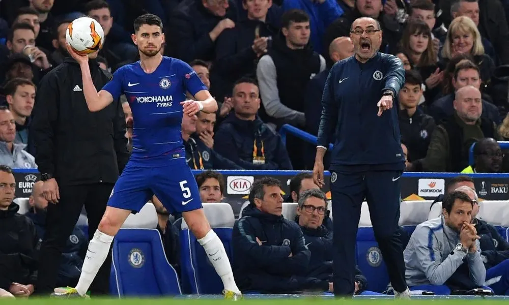 Jorginho và HLV Sarri trong màu áo củ Chelsea