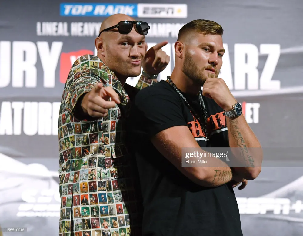 Fury v à Schwarz làm dáng cực kỳ tấu hài