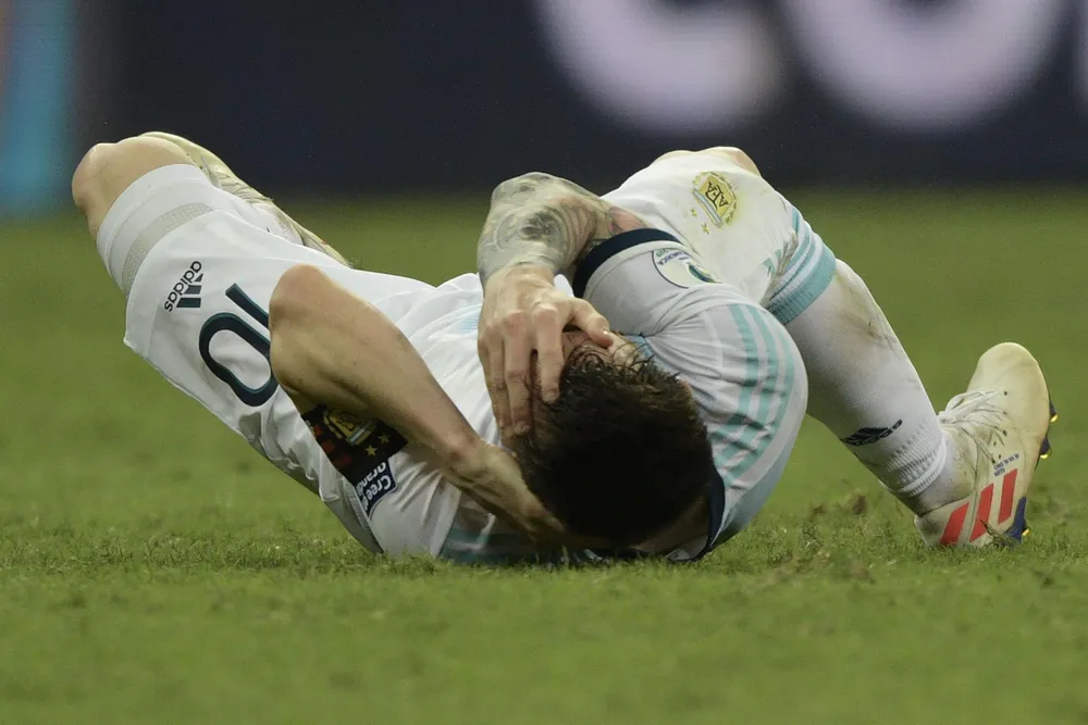 Argentina - Colombia 0-2: Cơn ác mộng của Messi lại bắt đầu ảnh 1