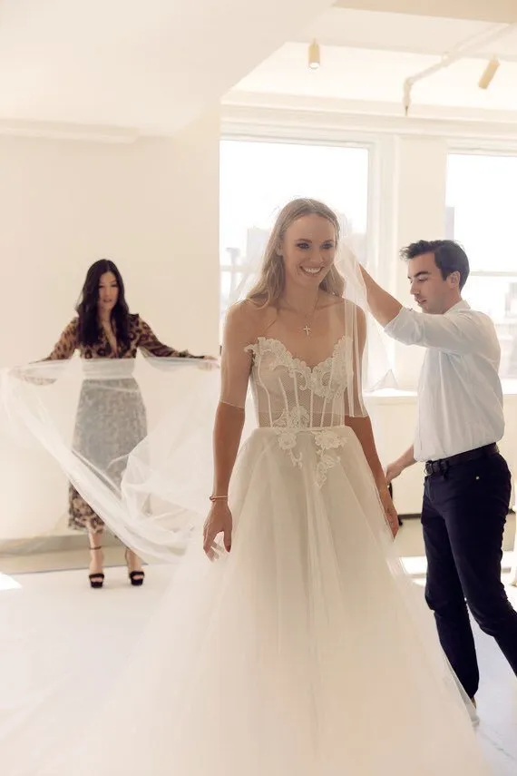 “Mỹ nhân” Đan Mạch Caroline Wozniacki: Diện váy cưới tuyệt đẹp để lên xe hoa ảnh 4