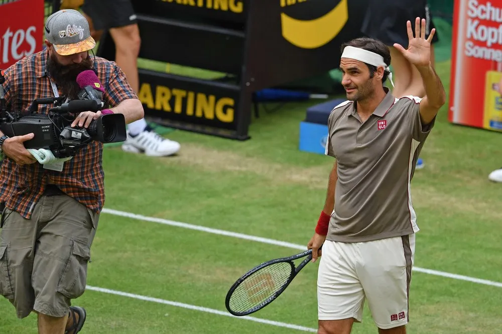 Roger Federer chào các khán giả ở Gerry Weber Stadion